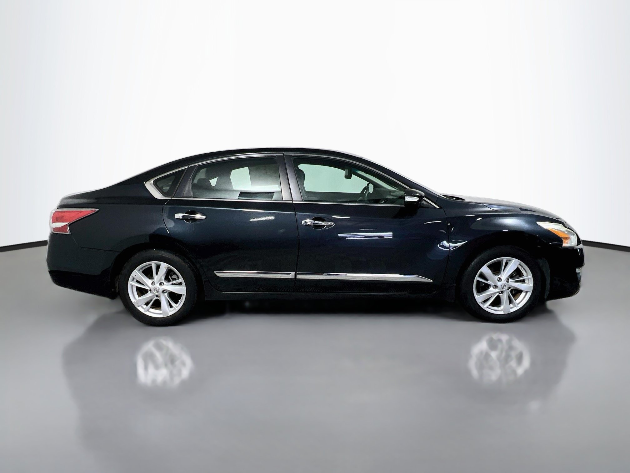 Used 2015 Nissan Altima 2.5 SV w/ Convenience Package FWD image 3