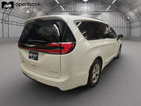 Used 2023 Chrysler Pacifica Limited FWD image 5