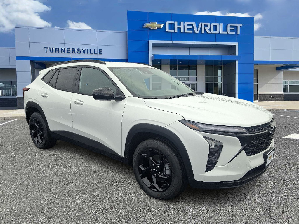 New 2026 Chevrolet Trax LT w/ Sunroof Package FWD image 2