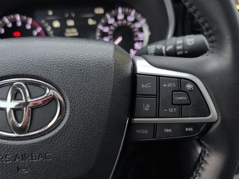 Used 2023 Toyota Highlander XLE image 16