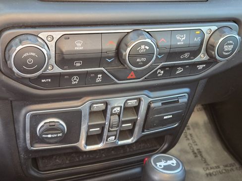 Used 2019 Jeep Wrangler Unlimited Sahara image 22