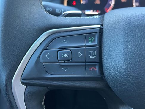 Used 2023 Jeep Grand Cherokee L Laredo image 14