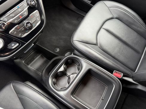 Used 2025 Chrysler Pacifica Select image 44