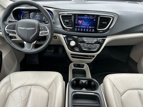Used 2018 Chrysler Pacifica Touring-L image 13