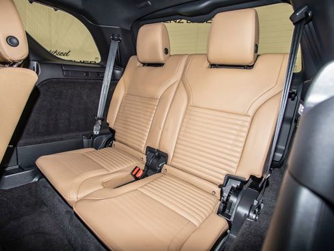 Used 2025 Land Rover Discovery Dynamic SE image 19