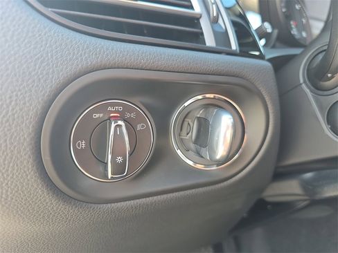 Used 2025 Porsche Macan image 38