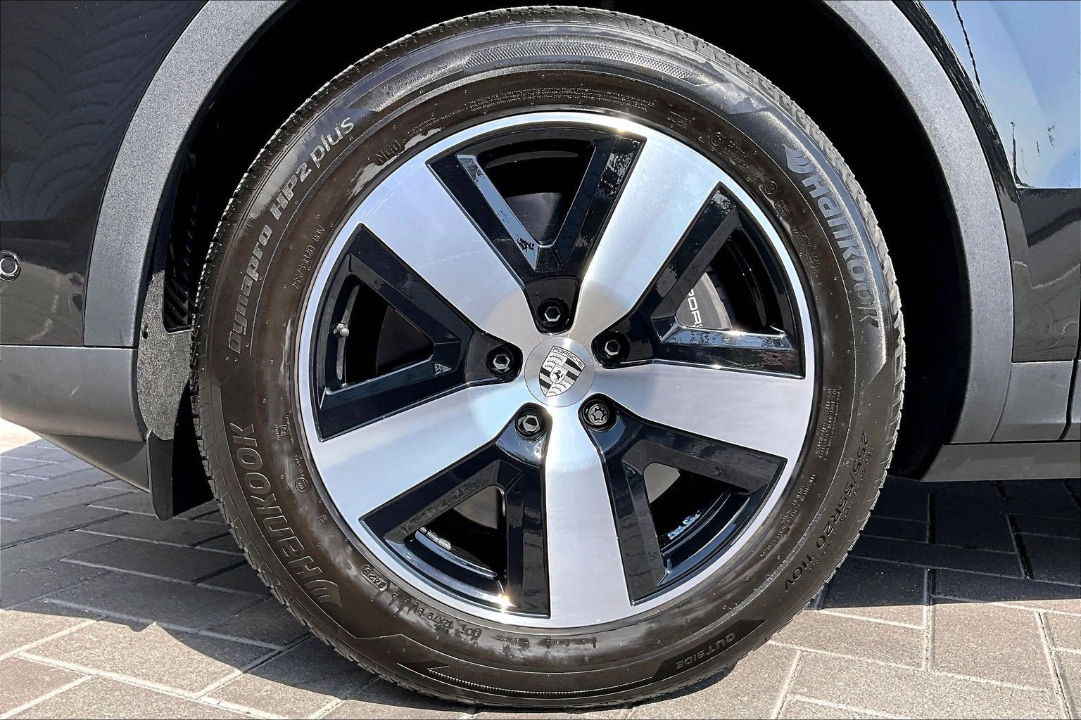 Certified 2025 Porsche Cayenne E-Hybrid Coupe w/ Premium Package Plus AWD/4WD image 9