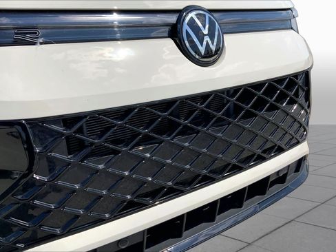 Used 2026 Volkswagen Tiguan SE R-Line FWD image 29