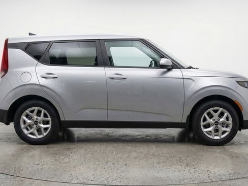 Used 2025 Kia Soul LX w/ LX Technology Package FWD image 11