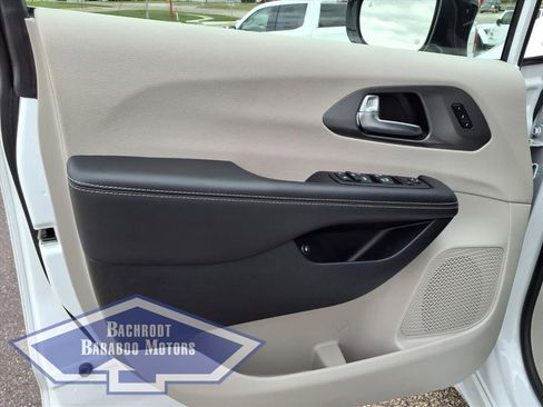 Used 2024 Chrysler Pacifica Select image 15