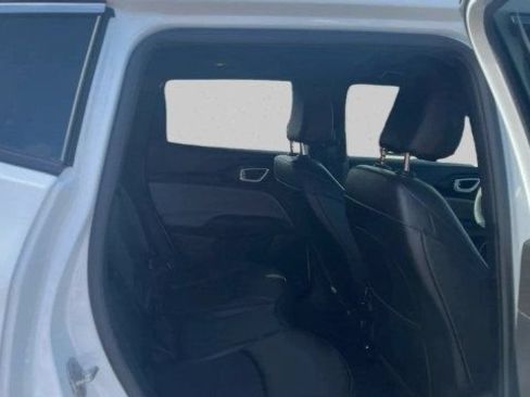 Used 2025 Jeep Compass Latitude AWD/4WD image 19