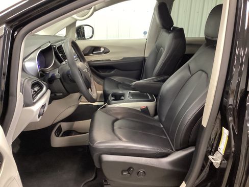 Used 2024 Chrysler Pacifica Limited FWD image 14