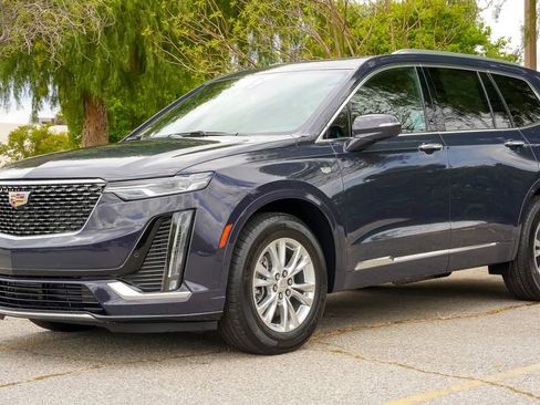 Certified 2025 Cadillac XT6 Luxury FWD image 3