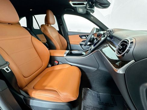 Used 2025 Mercedes-Benz GLC 300 4MATIC image 26