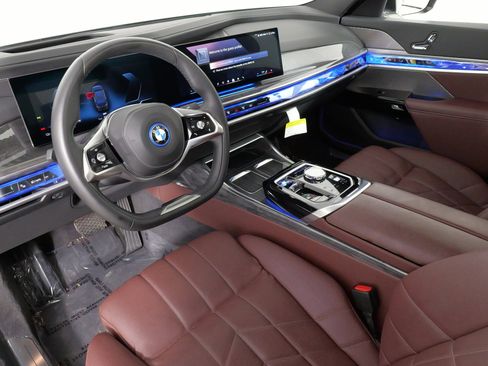 Used 2024 BMW i7 xDrive60 w/ Executive Package image 26