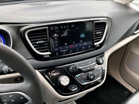 Used 2023 Chrysler Pacifica Touring-L FWD image 5