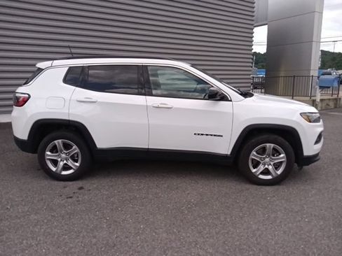 Used 2024 Jeep Compass Latitude AWD/4WD image 2