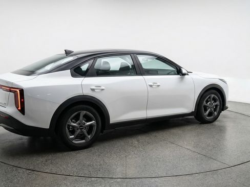 Used 2025 Kia K4 LXS image 9