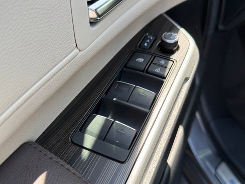 Certified 2024 Toyota Sienna Platinum image 19