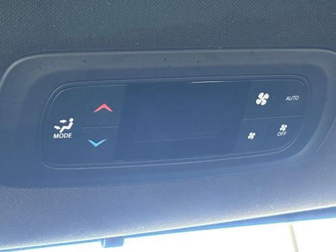 Used 2025 Chrysler Pacifica Select image 25