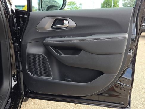 New 2026 Chrysler Pacifica Select image 9