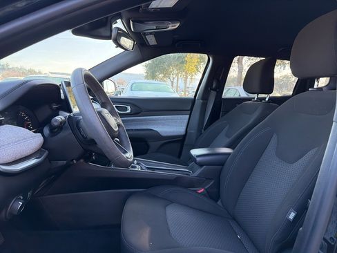 Used 2023 Jeep Compass Sport image 4