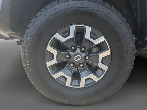 Used 2022 Toyota Tacoma TRD Off-Road w/ Technology Package AWD/4WD image 15