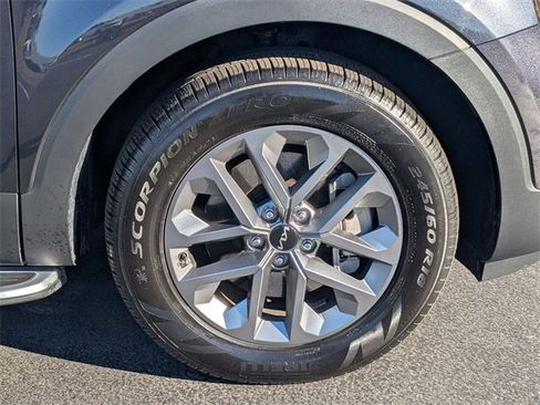 Used 2025 Kia Telluride LX image 12