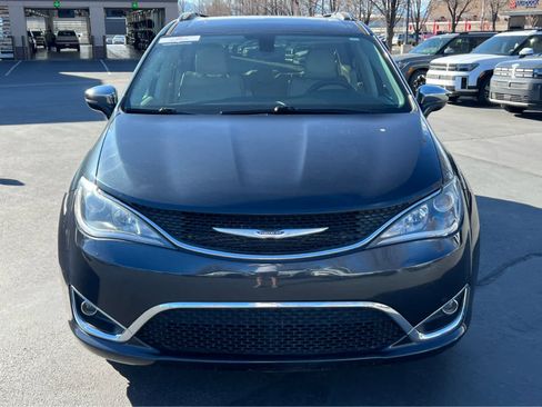 Used 2020 Chrysler Pacifica Limited image 3