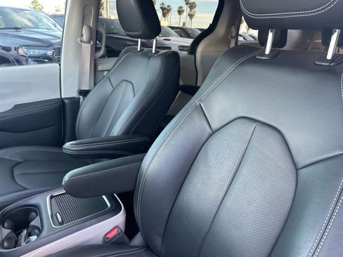 Used 2022 Chrysler Pacifica Touring-L image 21