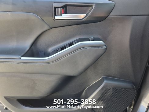 Used 2025 Toyota Highlander AWD image 26
