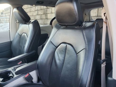 Used 2019 Chrysler Pacifica Limited w/ Tire & Wheel Group image 34