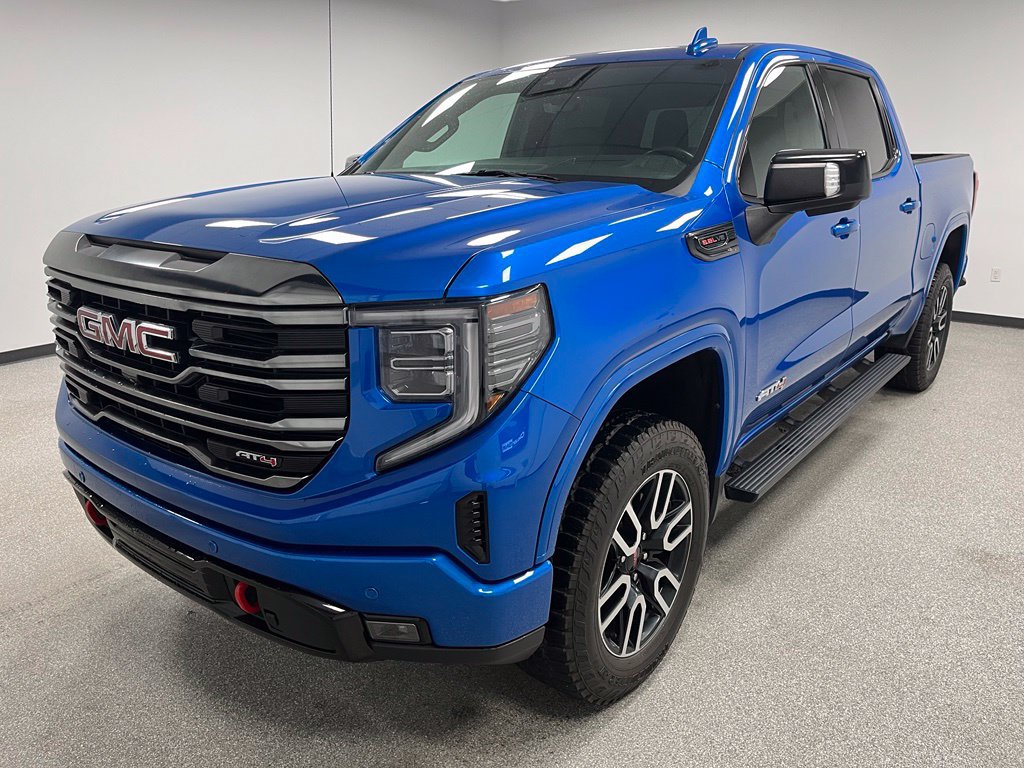 Used 2023 GMC Sierra 1500 AT4 w/ Technology Package AWD/4WD image 4