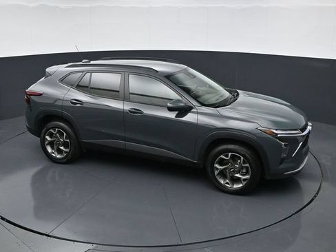 Used 2025 Chevrolet Trax LT FWD image 33