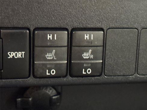 Used 2018 Toyota RAV4 SE image 31