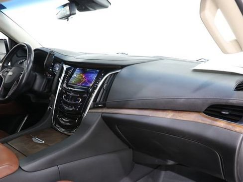 Used 2019 Cadillac Escalade ESV Luxury AWD/4WD image 14