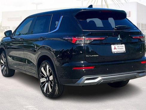 New 2025 Mitsubishi Outlander SE image 3