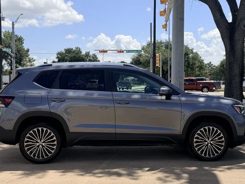 Used 2026 Volkswagen Taos SE FWD image 6