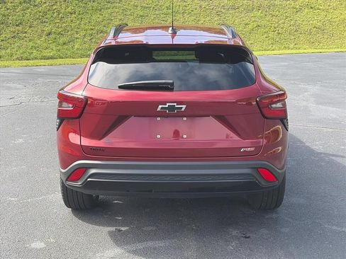 Used 2024 Chevrolet Trax RS w/ Sunroof Package FWD image 4