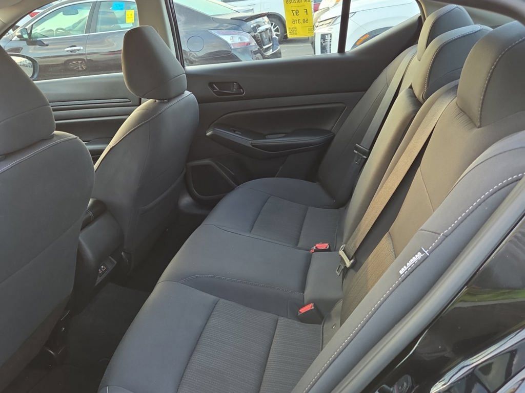 Used 2025 Nissan Altima 2.5 SV AWD/4WD image 7