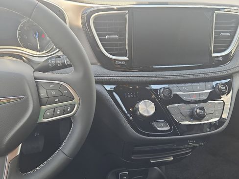 New 2026 Chrysler Pacifica Select image 9