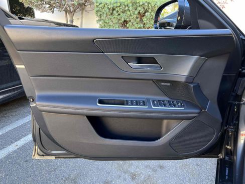 Used 2017 Jaguar XF S image 79