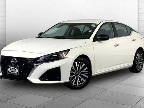 Used 2025 Nissan Altima 2.5 SV FWD image 12