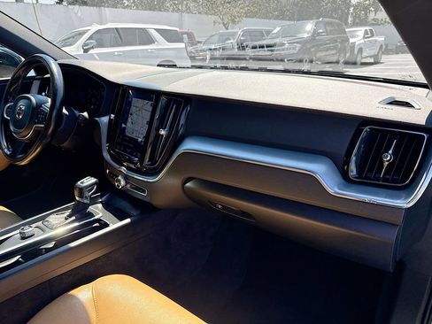 Used 2018 Volvo XC60 T6 Momentum w/ Vision Package image 30