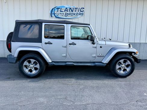 Used 2017 Jeep Wrangler Unlimited Sahara w/ Connectivity Group AWD/4WD image 3