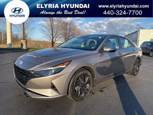 Used 2022 Hyundai Elantra SEL image 1