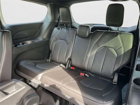New 2026 Chrysler Pacifica Select image 30