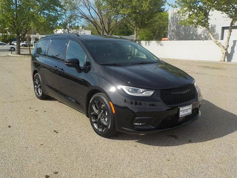 New 2026 Chrysler Pacifica Limited image 1