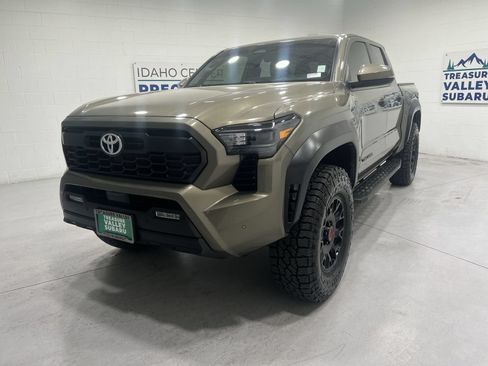 Used 2024 Toyota Tacoma TRD Off-Road w/ TRD Off Road Upgrade Package AWD/4WD image 4