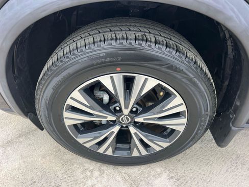 Used 2021 Nissan Rogue SV w/ Premium Package image 11